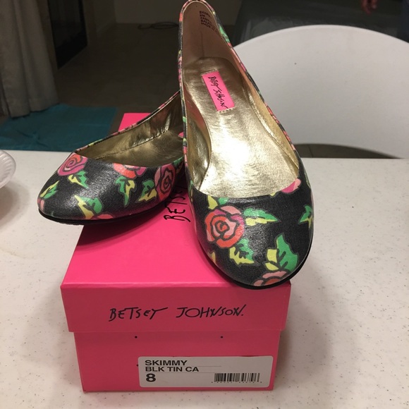 Betsey Johnson Shoes - Betsey Johnson Skimmy Black Floral Ballet Flats 8